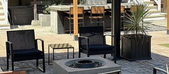 Enchanting Downtown 2-Bedroom w/Gorgeous Backyard