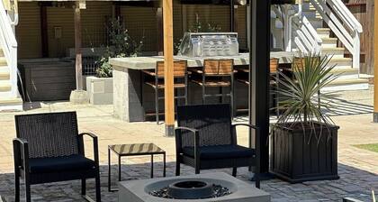 Enchanting Downtown 2-Bedroom w/Gorgeous Backyard