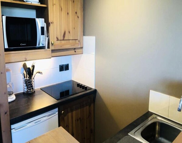 Microwave, dishwasher, cookware/dishes/utensils