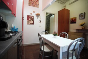 Chambre Quadruple Deluxe, patio, vue ville | Cuisine privée