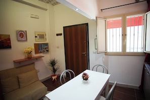 Chambre quadruple Deluxe, patio, vue sur la ville | Cuisine privée