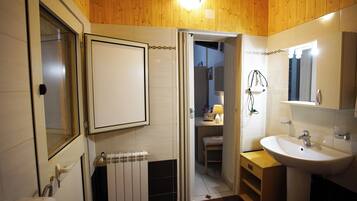 Chambre Quadruple Deluxe, patio, vue ville | Salle de bain | SĂšche-cheveux, serviettes fournies, savon, shampoing