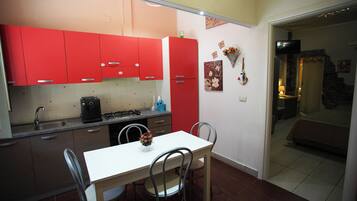 Chambre Quadruple Deluxe, patio, vue ville | Cuisine privée