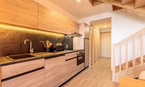 Microondas, lavavajillas, cafetera/tetera, tetera/pava eléctrica