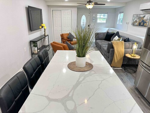 King Sized with Modern Design-Walk to Downtown!