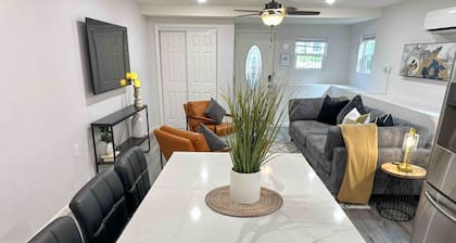 King Sized with Modern Design-Walk to Downtown!
