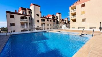 Hồ bơi ngoài trời