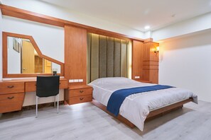 3 slaapkamers, een bureau, een strijkplank/strijkijzer, reisbedje