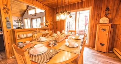 Lakefront Cottage with Cozy Cabin Appeal