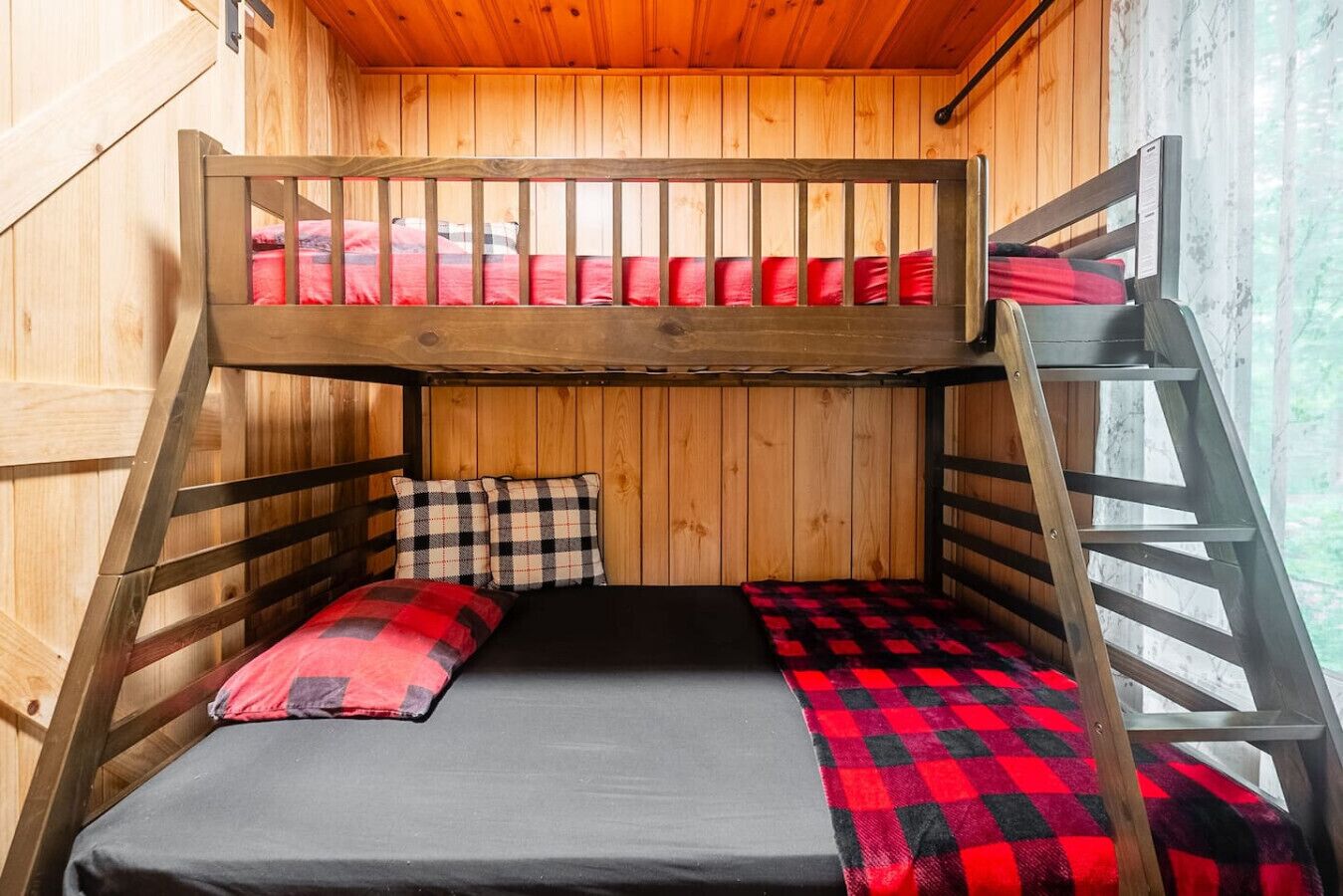 5 bedrooms, iron/ironing board, free WiFi, bed sheets