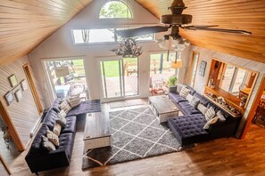 Fernseher, Kamin, Tischfußball