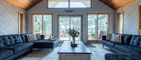 Televisión, chimenea, futbolito