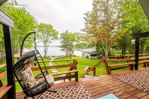 Terrace/patio - Lakefront Cottage with Cozy Cabin Appeal (Lakefield)