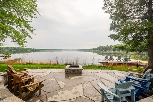 Lakefront Cottage with Cozy Cabin Appeal