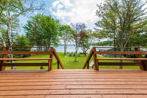 Terrace/patio - Lakefront Cottage with Cozy Cabin Appeal (Lakefield)
