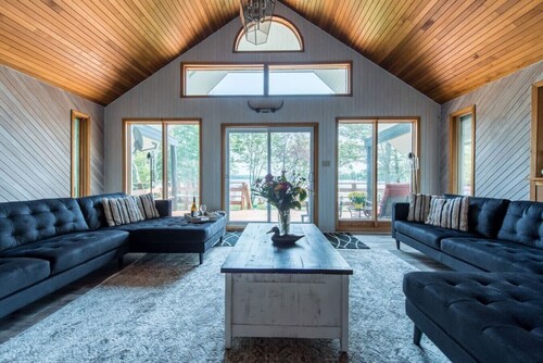 Lakefront Cottage with Cozy Cabin Appeal