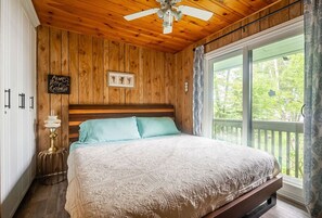5 bedrooms, iron/ironing board, free WiFi, bed sheets - Lakefront Cottage with Cozy Cabin Appeal (Lakefield)