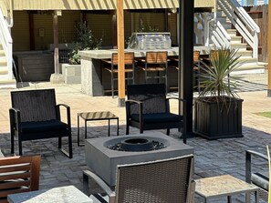 Outdoor dining - Luxe Victorian 2BR/2BA Downtown w/Serene Backyard (Sacramento)