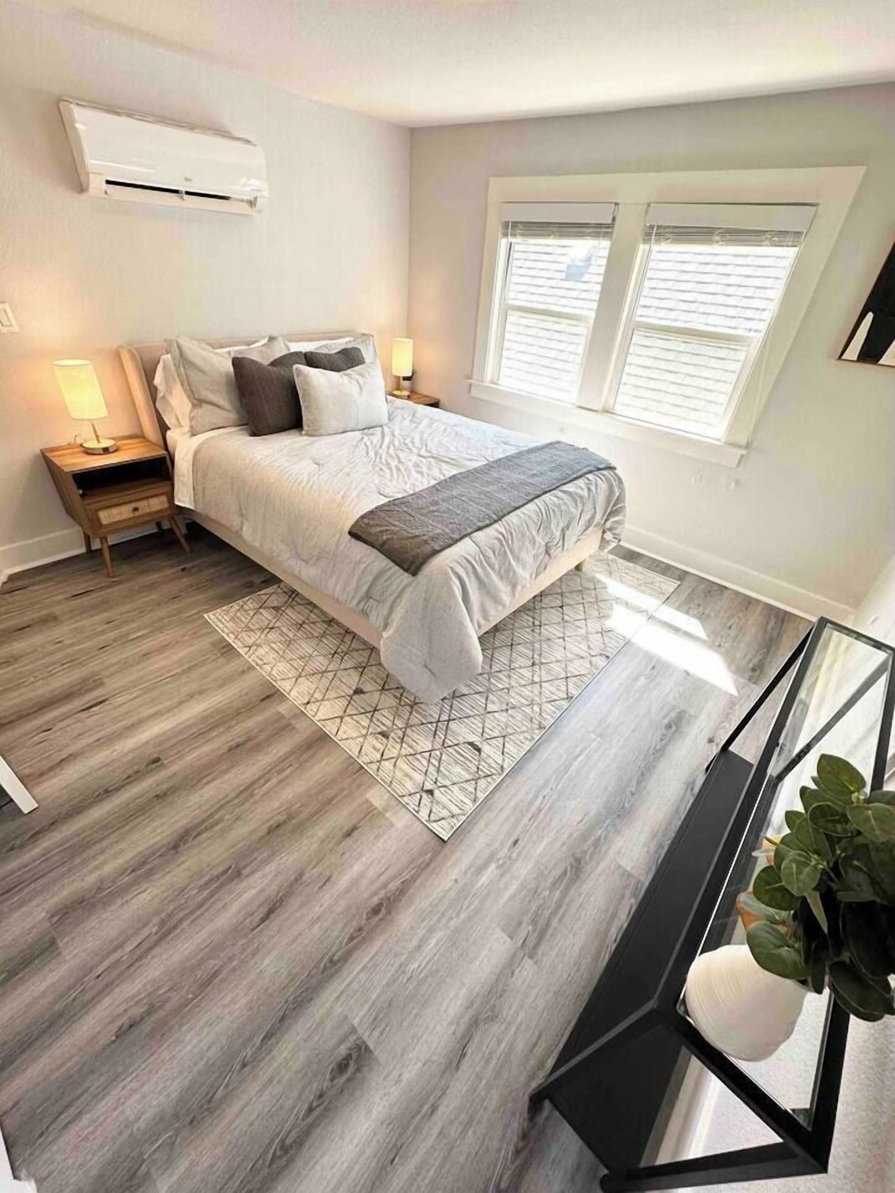 Desk, iron/ironing board, WiFi, bed sheets