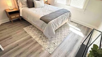 Desk, iron/ironing board, WiFi, bed sheets