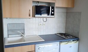 Réfrigérateur, micro-ondes, lave-vaisselle, cafetière/bouilloire