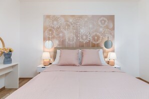 1 habitación y tabla de planchar con plancha