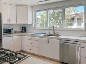 Fridge, microwave, oven, stovetop - Ocean View, Private Pool, Walk to Beach – Perfect for Retreats & Group Getaways (Cabo Bello)