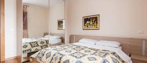 3 slaapkamers, een strijkplank/strijkijzer, reisbedje, gratis wifi