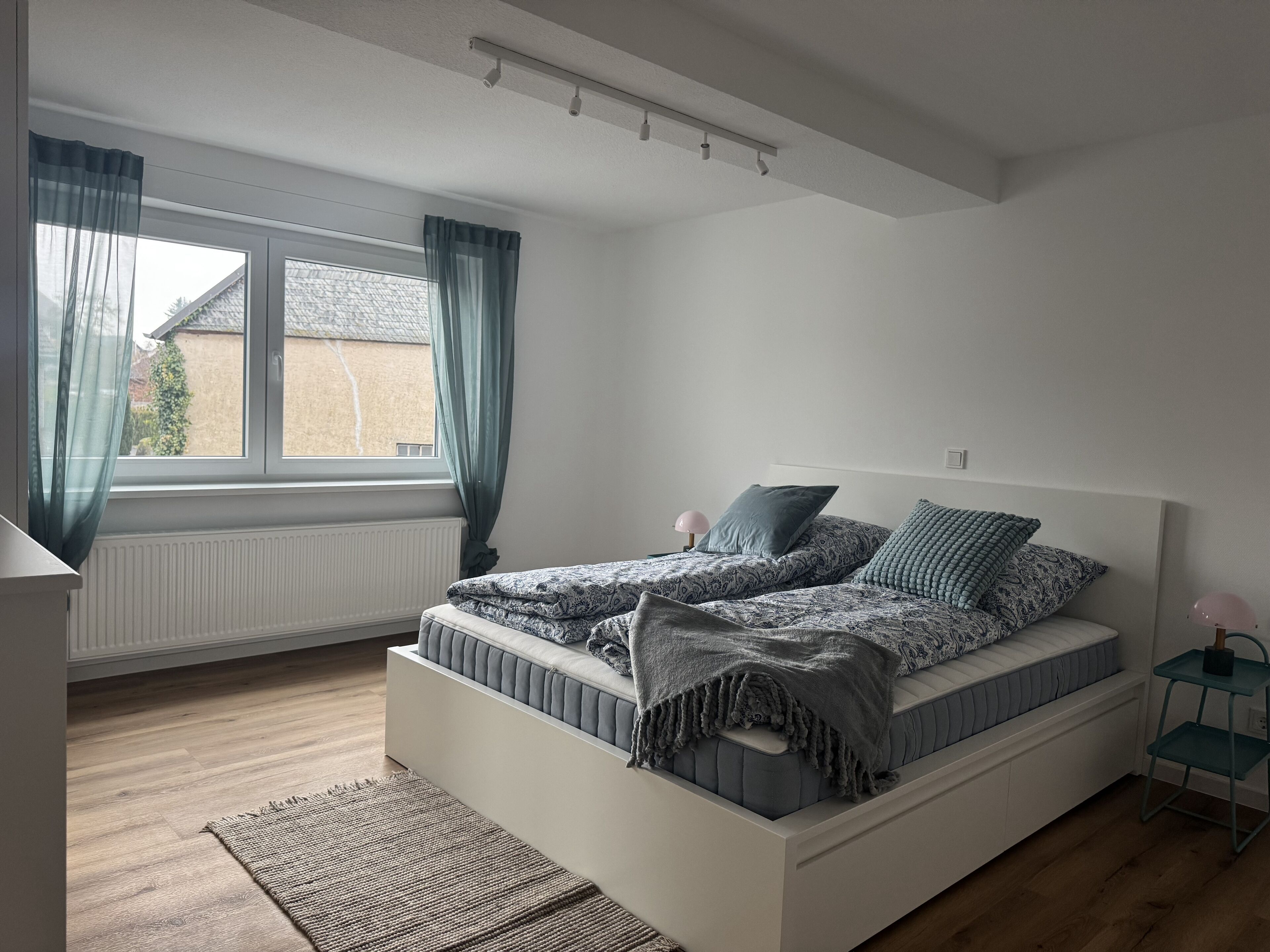 3 chambres, fer et planche à repasser, Wi-Fi, draps fournis