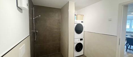 Douche, serviettes fournies, savon, papier toilette