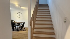 Een trap met houten treden die uitkomen op een plateau.