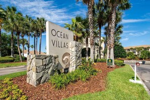 Property grounds - Renovated First Floor Condo, Spacious Patio, Two Pools, Direct Beach Access, $300 in Free Tickets! (St. Augustine)