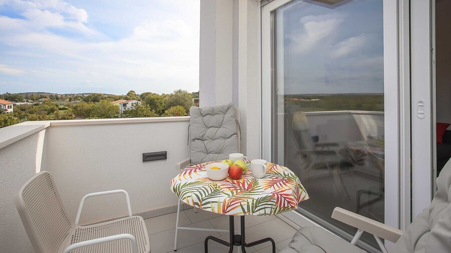 One Bedroom Apartment With Balcony