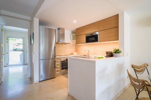 Fridge, oven, stovetop, dishwasher