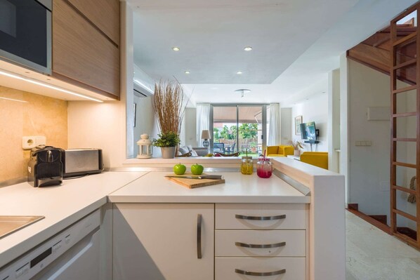 Fridge, microwave, oven, stovetop - Apartment in Pasito Blanco near Private Beach (San Bartolomé de Tirajana)