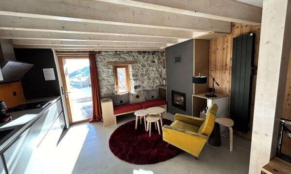 Fireplace - 2 Rooms for 3 People (Reallon)