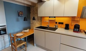 Fridge, oven, dishwasher, coffee/tea maker