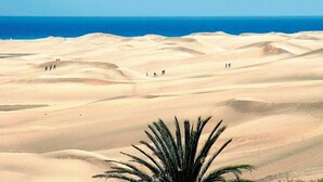 A desert landscape with sand dunes and a clear blue sky. - Villa in Salobre Golf with Private Pool (San Bartolomé de Tirajana)
