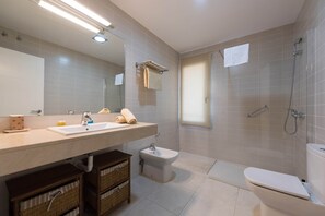 Shower, hair dryer - Villa in Maspalomas with Heated Pool & Golf Views (San Bartolomé de Tirajana)