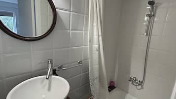 Regadera, toallas, jabón, papel de baño
