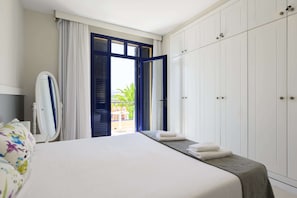3 habitaciones y tabla de planchar con plancha