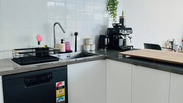 Micro-ondes, four, plaque de cuisson, lave-vaisselle