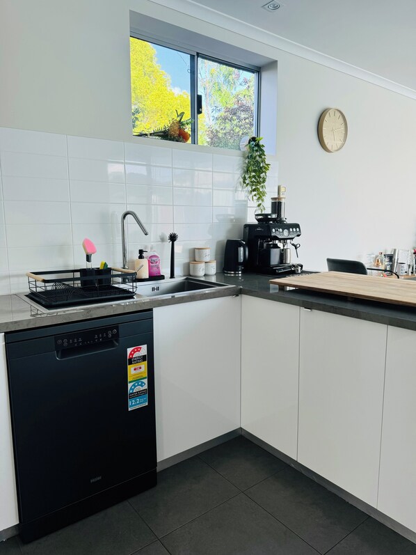 ميكروويف، فرن، موقد طهي مسطح، غسالة أطباق