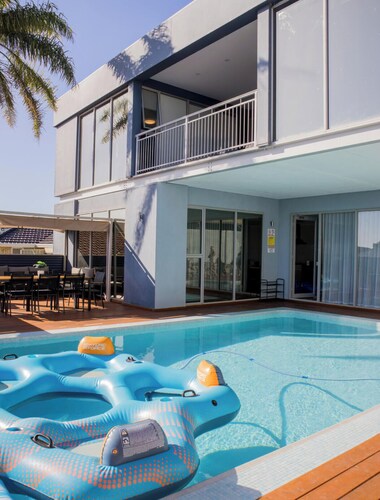 Entire family home with big pool