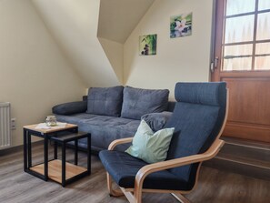 Smart TV, DVD player, books, stereo