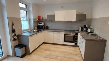 Frigorífico, microondas, horno y placa de cocina