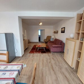 TV, stereo - Holiday Apartment 'Quiet and Central' with Wi-Fi (Schwerin)