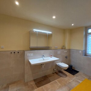 Shower, towels - Holiday Apartment 'Quiet and Central' with Wi-Fi (Schwerin)