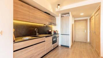 Microwave, mesin pencuci piring, dan mesin pembuat kopi/teh