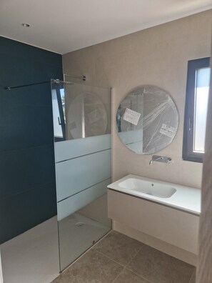 SĂšche-cheveux, serviettes fournies, papier toilette